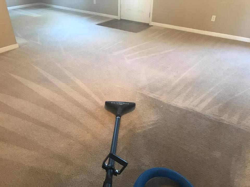 Cleaning carpet with a hot water extraction wand
