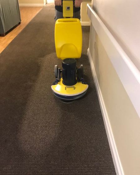 Low-moisture orbital cleaning in a hallway